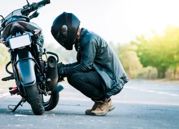 52856218_biker-repairing-motorcycle-on-the-road-motocyclist-fixing-the-motorcycle-on-the-road-man-checking-his-motorcycle-on-the-road