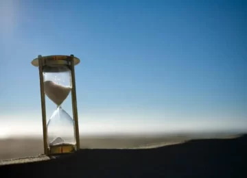 hourglass-on-sand-768x511